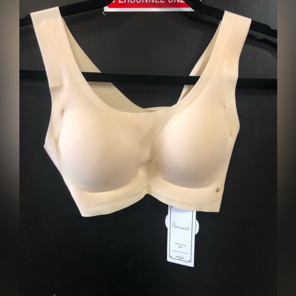 💟 NWT Pretty Well seamless bra. Size Small. Very Nice feel to this bra.